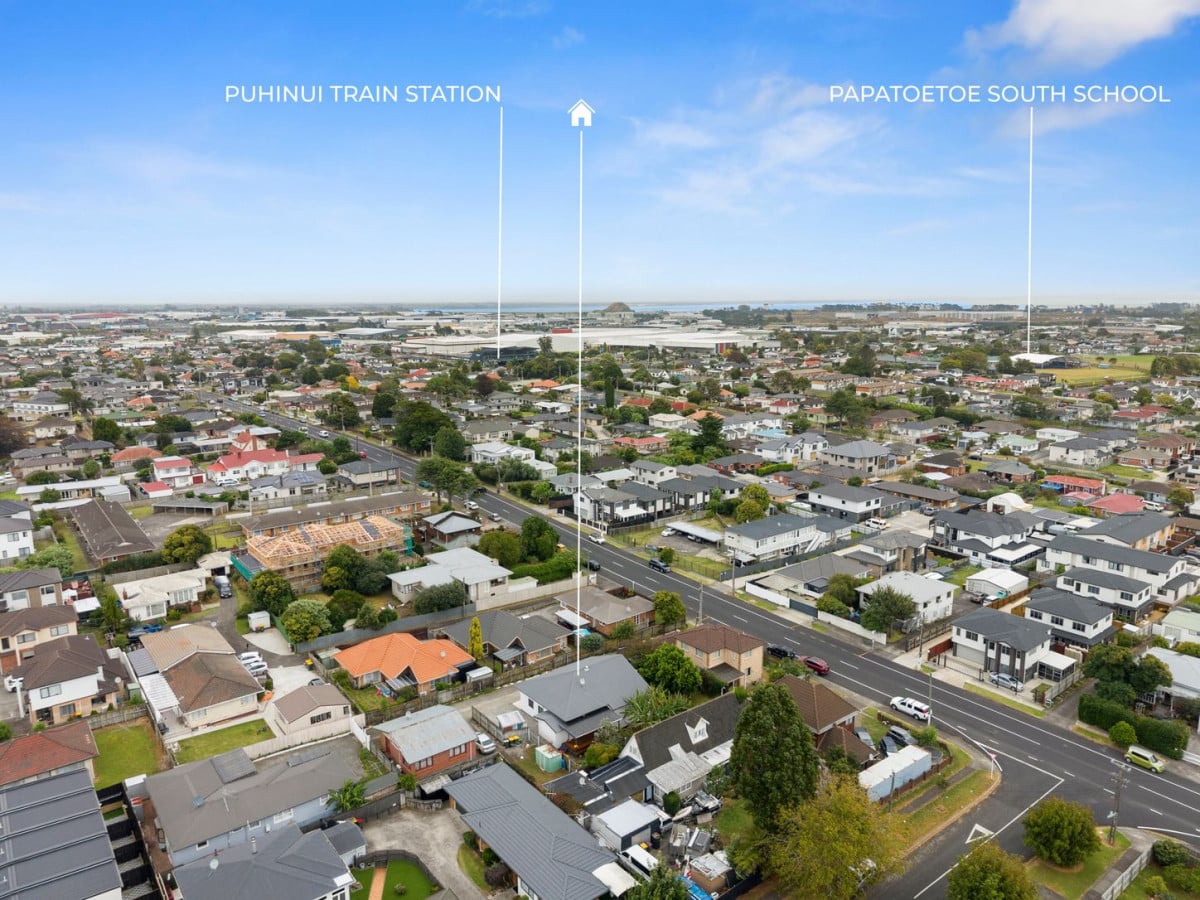 VENDOR NEEDS TO CASH OUT, 180m2 5 beds 2.5 baths house with 3 car parks on 450m2 section, Large decking area, Garden shed for extra storage, close to shops, supermarket, schools, easy motorway access, 80B Wallace Road, Papatoetoe, Auckland