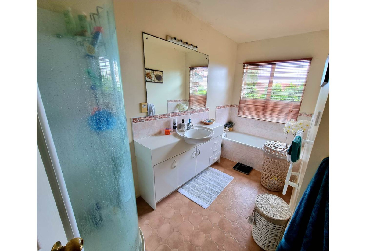 For rent, 3 beds 1 bath house with double garage, available 6th June, 29B Ribbonwood Crescent, Goodwood Heights, Auckland