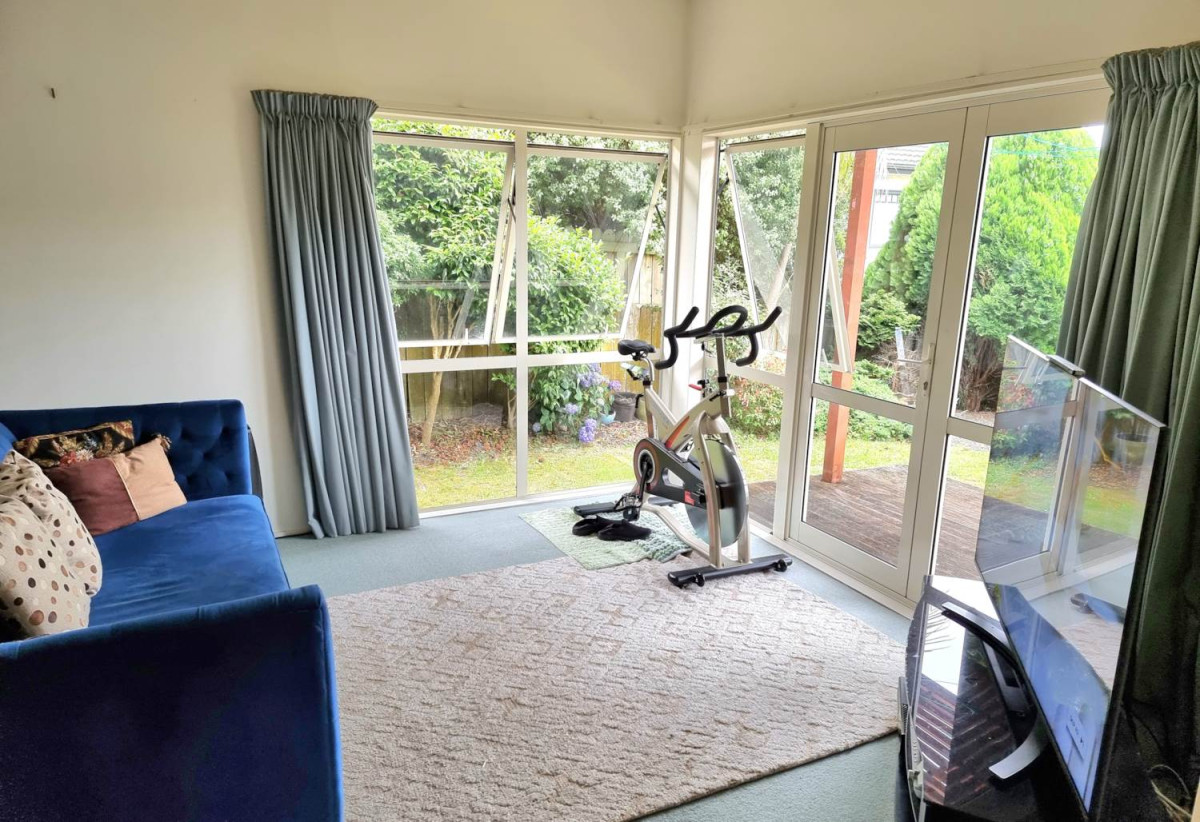 For rent, 3 beds 1 bath house with double garage, available 6th June, 29B Ribbonwood Crescent, Goodwood Heights, Auckland