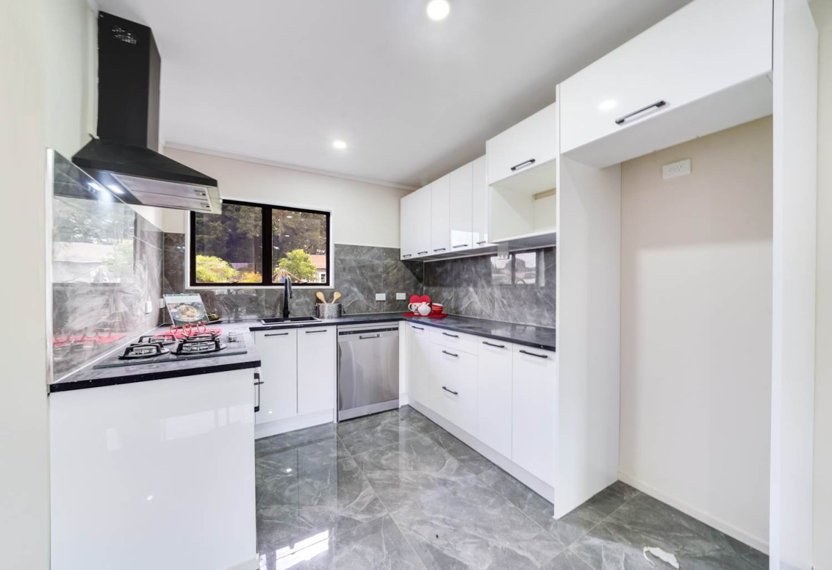 Fully renovated 2 beds 1 bath home with carport, Generous front & backyard, move-in ready, close to schools, seaside reserve, Clendon Shopping Centre, 0.6 km to Roscommon School, 4/60 Moncrieff Avenue, Clendon Park, Auckland