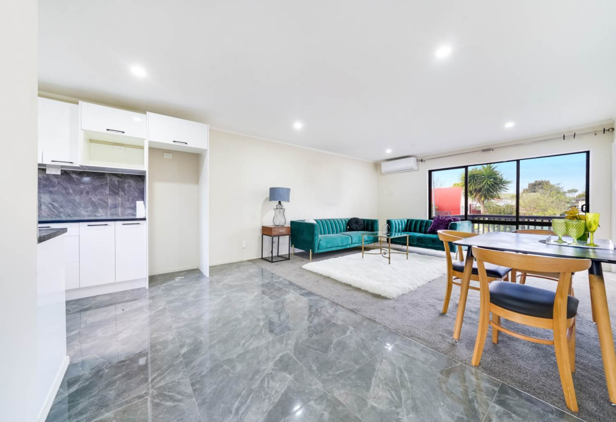 Fully renovated 2 beds 1 bath home with carport, Generous front & backyard, move-in ready, close to schools, seaside reserve, Clendon Shopping Centre, 0.6 km to Roscommon School, 4/60 Moncrieff Avenue, Clendon Park, Auckland