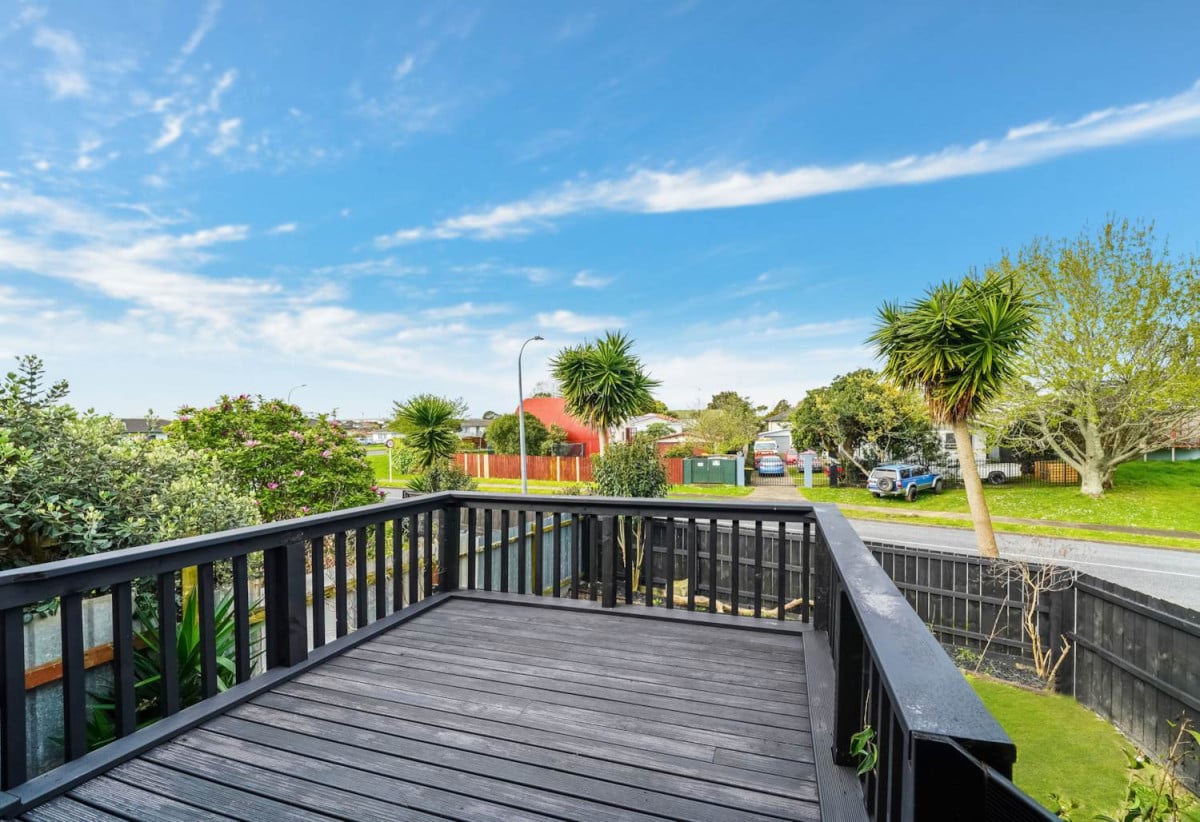 Fully renovated 2 beds 1 bath home with carport, Generous front & backyard, move-in ready, close to schools, seaside reserve, Clendon Shopping Centre, 0.6 km to Roscommon School, 4/60 Moncrieff Avenue, Clendon Park, Auckland