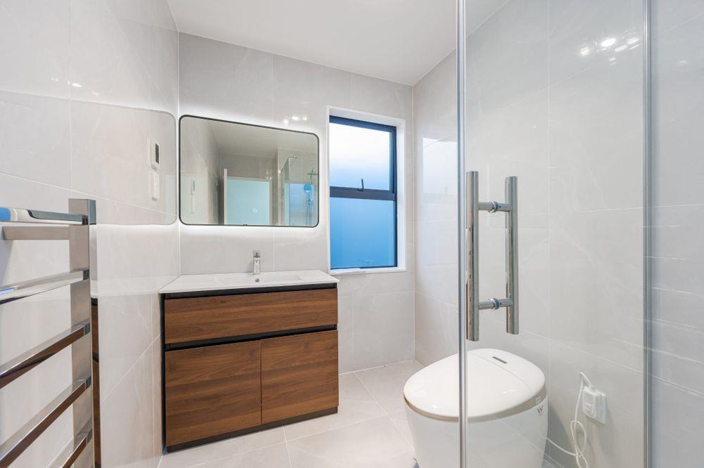 Brandnew standalone 3 beds 2.5 baths house with garage, move-in ready, close to the train station, shops, cafes, schools, child care center and the famous Bruce Pulman Park. Zoned for Kauri Flat School, Mansell Senior School and Papakura High School, 25 John Gray Street, Takanini, Auckland