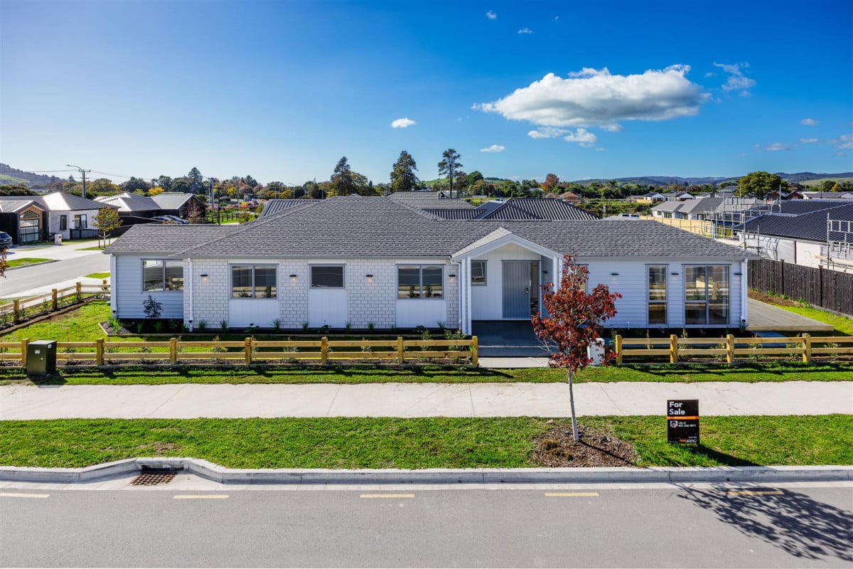 Must sell, 10-Year Master Build Guarantee, Brandnew 4 beds 2.5 baths house with double garage on 500m2 section, Surrounded by quality homes in a desirable community, 20 Kakano Street, Clevedon, Auckland