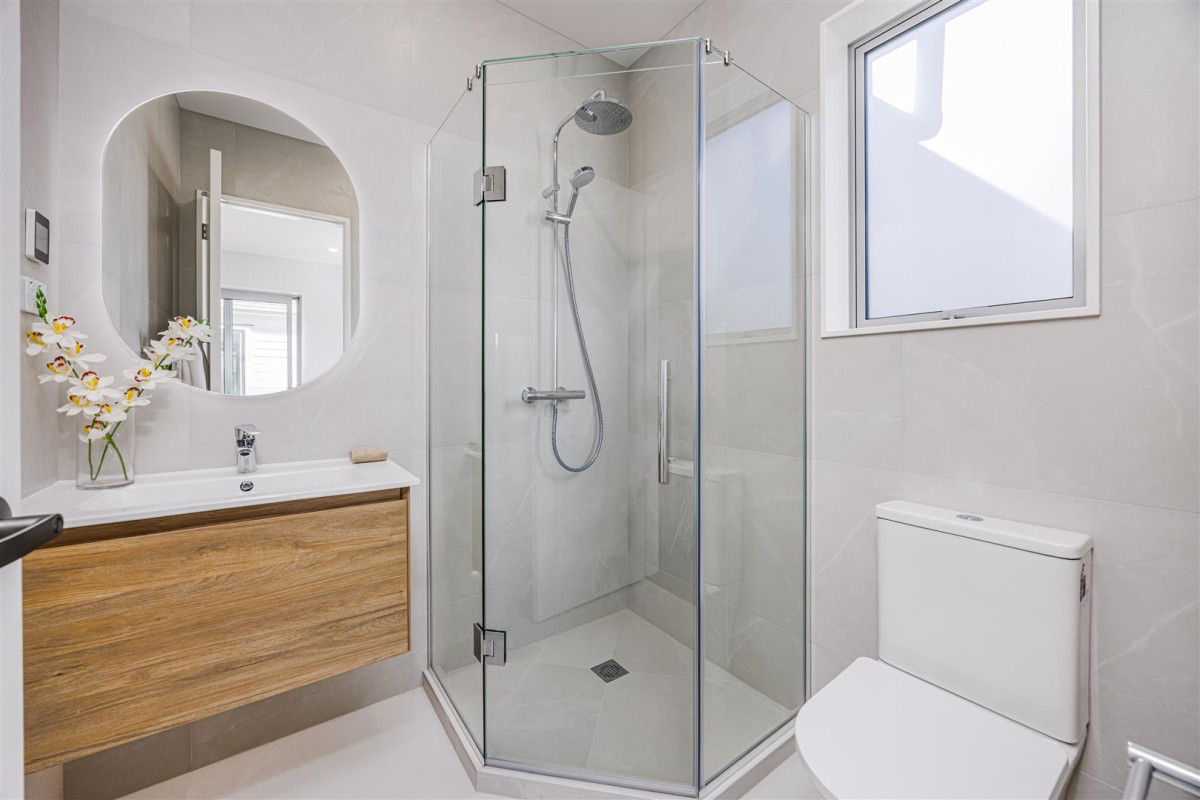 Must sell, 10-Year Master Build Guarantee, Brandnew 4 beds 2.5 baths house with double garage on 500m2 section, Surrounded by quality homes in a desirable community, 20 Kakano Street, Clevedon, Auckland