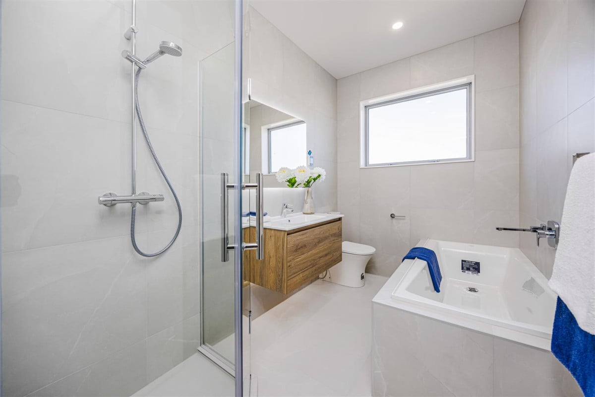 Must sell, 10-Year Master Build Guarantee, Brandnew 4 beds 2.5 baths house with double garage on 500m2 section, Surrounded by quality homes in a desirable community, 20 Kakano Street, Clevedon, Auckland