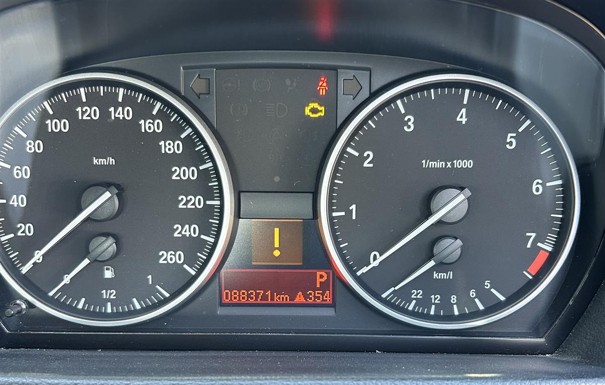 2011 BMW 320i Sedan Automatic, 5 seats, Petrol, 2,000 cc, 88,328 km