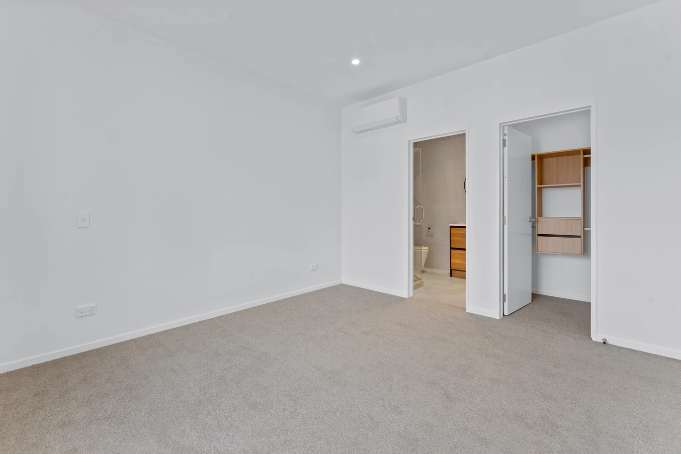 3 beds 2.5 baths home with garage, close to schools, shopping centres, 19D Vida Place, Howick, Auckland