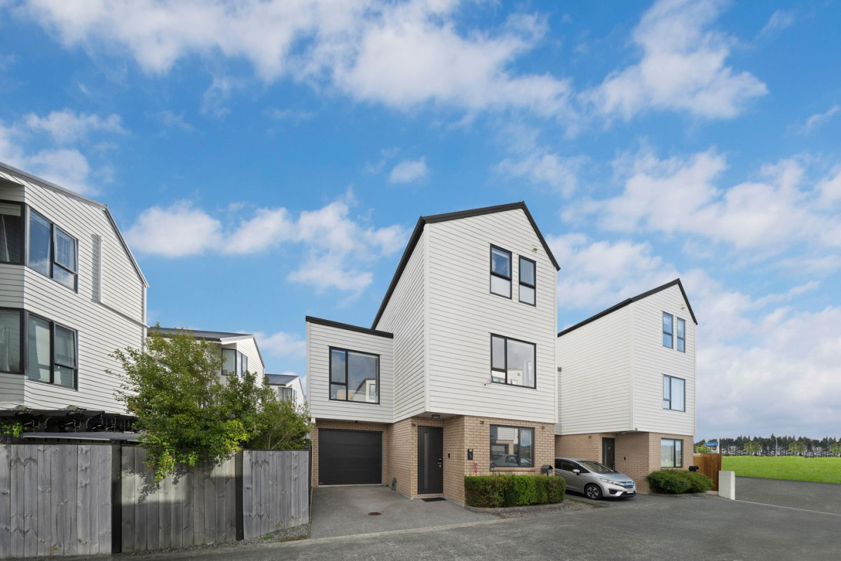 201m2 Freehold 4 beds ( 1 ensuite) + large flexi room 2.5 bath house with garage, Zoned for Sancta Maria College and located close to Ormiston Town Centre, Botany Town Centre, Ormiston Hospital, local parks, schools, 4 Manahau Lane, Flat Bush, Auckland