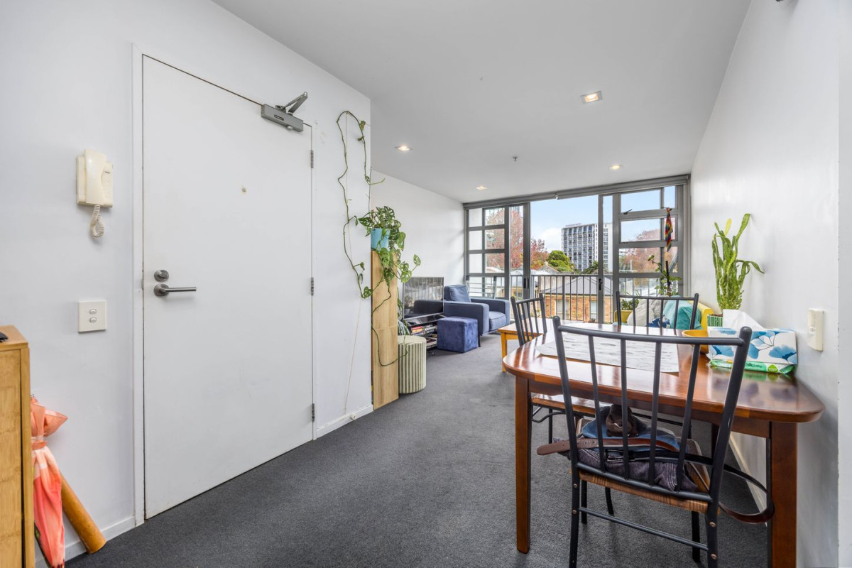 Double Grammar school zone, Leasehold 2 beds 1 bath 1 car park apartment, currently tenanted on a periodic tenancy (since 2024), and the tenant is willing to continue renting, zoned for Auckland Grammar and Auckland Girls Grammar school, Walking distance to Auckland University, Queen Street, and K’ Road, 3B/56 Liverpool Street, Auckland