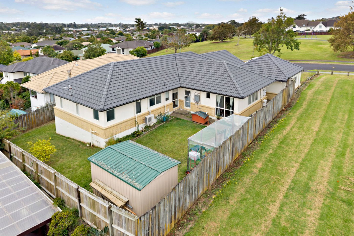 NECT to a reserve, 230m2 5 beds (2 ensuites) 3 baths house with double garage on 650m2 section, Minutes to the golf course, and Botany Town Centre. zoning for Botany Downs School, Howick Intermediate, Howick College and Pakuranga College, 24 Corta Bella Place, Golflands, Auckland