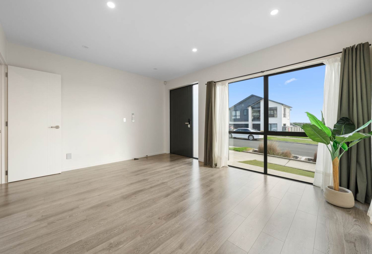 Owner Moving Overseas – Must Sell, 7 beds 6.5 baths house with double garage and 2 beds granny on 377m2 section, close to Ormiston Town Centre, parks, schools, zoned for Te Uho o Te Nikau Primary School, Ormiston Junior College, and Ormiston Senior College, 8 Hauhake Road, Flat Bush, Auckland
