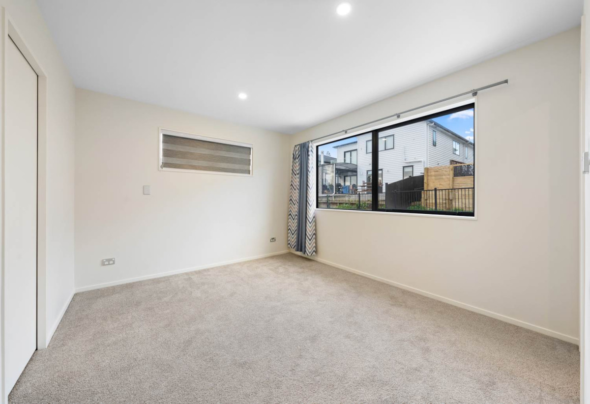 Owner Moving Overseas – Must Sell, 7 beds 6.5 baths house with double garage and 2 beds granny on 377m2 section, close to Ormiston Town Centre, parks, schools, zoned for Te Uho o Te Nikau Primary School, Ormiston Junior College, and Ormiston Senior College, 8 Hauhake Road, Flat Bush, Auckland