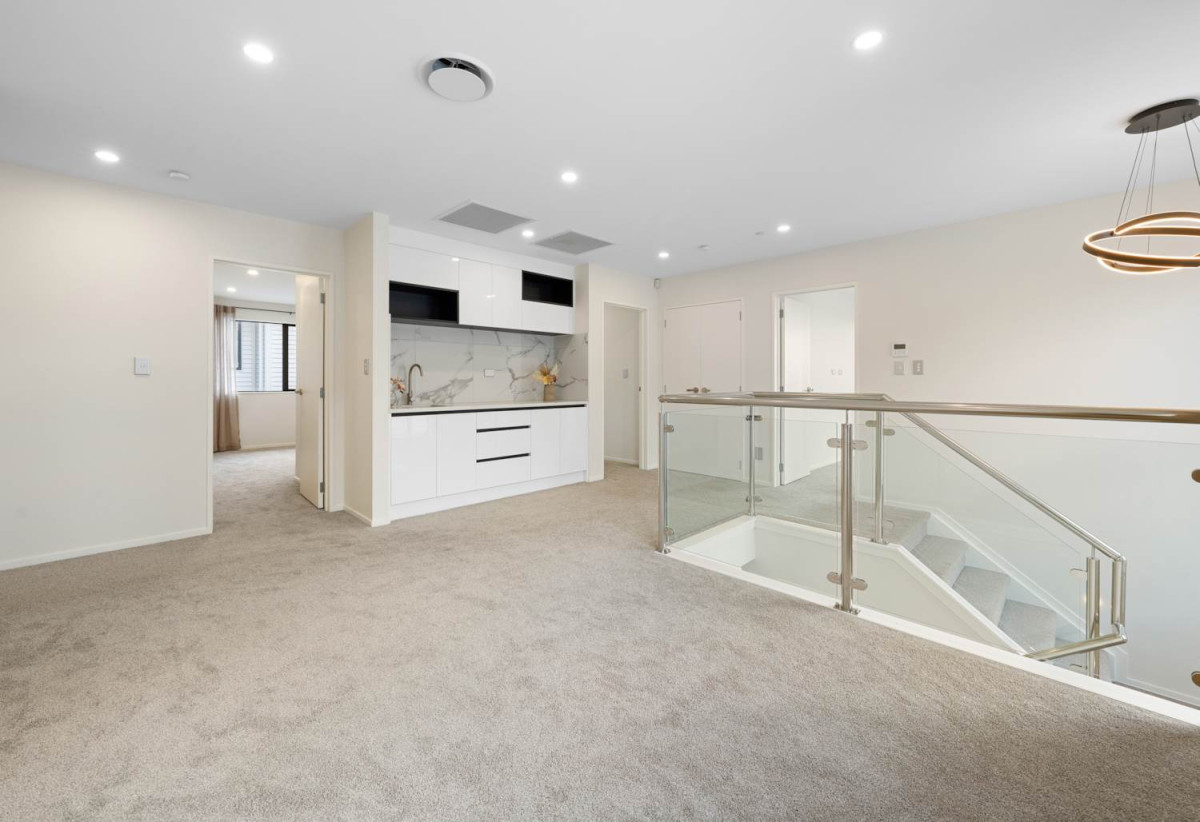 Owner Moving Overseas – Must Sell, 7 beds 6.5 baths house with double garage and 2 beds granny on 377m2 section, close to Ormiston Town Centre, parks, schools, zoned for Te Uho o Te Nikau Primary School, Ormiston Junior College, and Ormiston Senior College, 8 Hauhake Road, Flat Bush, Auckland