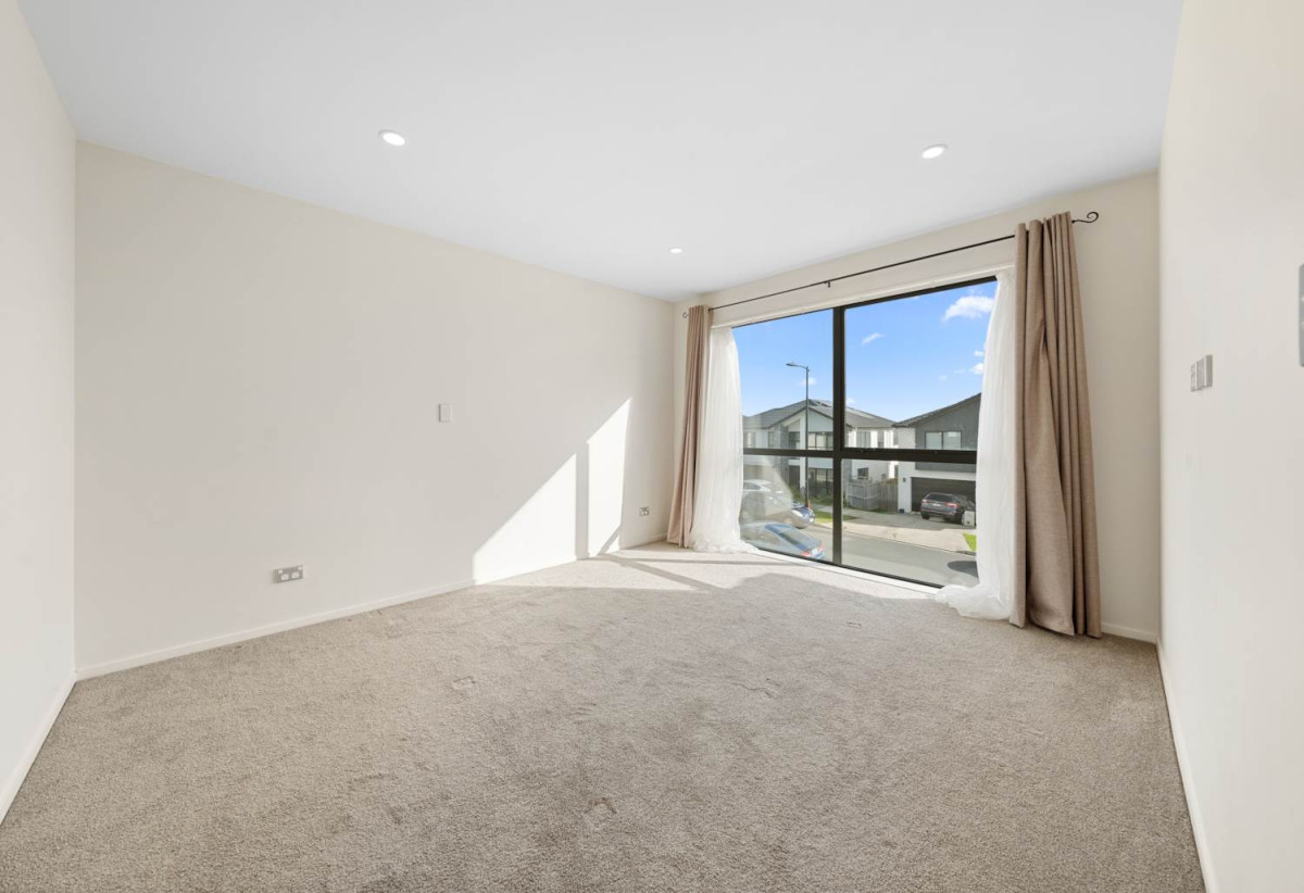 Owner Moving Overseas – Must Sell, 7 beds 6.5 baths house with double garage and 2 beds granny on 377m2 section, close to Ormiston Town Centre, parks, schools, zoned for Te Uho o Te Nikau Primary School, Ormiston Junior College, and Ormiston Senior College, 8 Hauhake Road, Flat Bush, Auckland