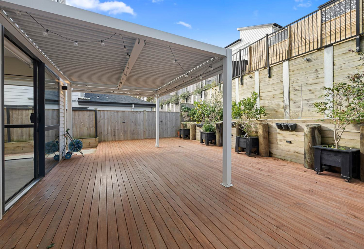 Owner Moving Overseas – Must Sell, 7 beds 6.5 baths house with double garage and 2 beds granny on 377m2 section, close to Ormiston Town Centre, parks, schools, zoned for Te Uho o Te Nikau Primary School, Ormiston Junior College, and Ormiston Senior College, 8 Hauhake Road, Flat Bush, Auckland