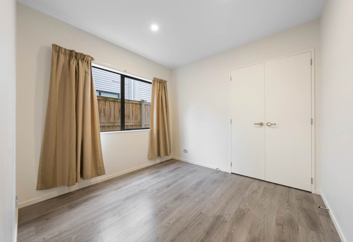 Owner Moving Overseas – Must Sell, 7 beds 6.5 baths house with double garage and 2 beds granny on 377m2 section, close to Ormiston Town Centre, parks, schools, zoned for Te Uho o Te Nikau Primary School, Ormiston Junior College, and Ormiston Senior College, 8 Hauhake Road, Flat Bush, Auckland