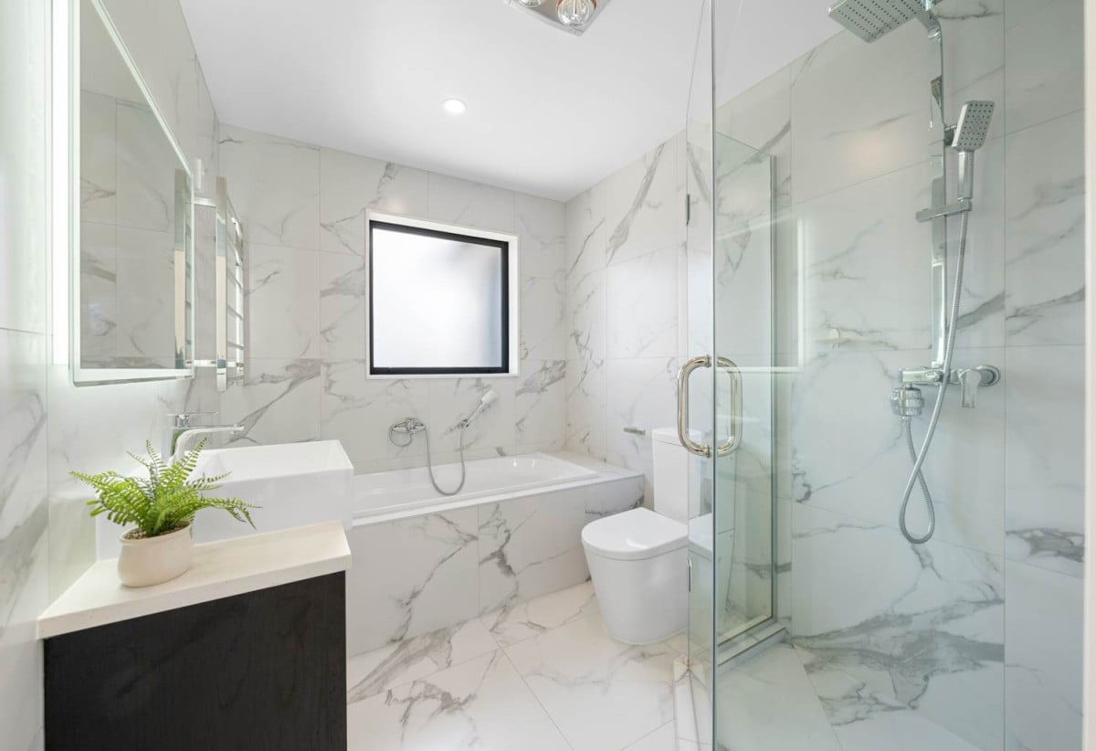 Owner Moving Overseas – Must Sell, 7 beds 6.5 baths house with double garage and 2 beds granny on 377m2 section, close to Ormiston Town Centre, parks, schools, zoned for Te Uho o Te Nikau Primary School, Ormiston Junior College, and Ormiston Senior College, 8 Hauhake Road, Flat Bush, Auckland