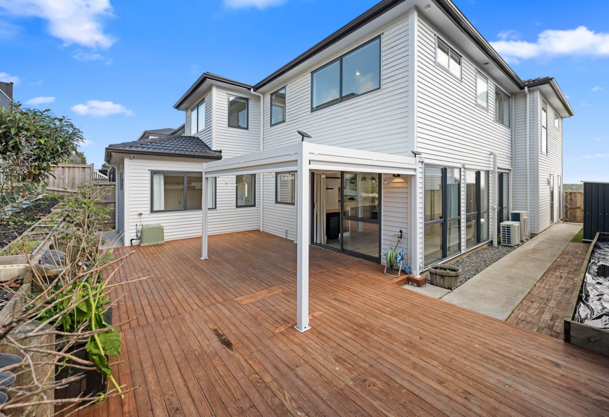 Owner Moving Overseas – Must Sell, 7 beds 6.5 baths house with double garage and 2 beds granny on 377m2 section, close to Ormiston Town Centre, parks, schools, zoned for Te Uho o Te Nikau Primary School, Ormiston Junior College, and Ormiston Senior College, 8 Hauhake Road, Flat Bush, Auckland