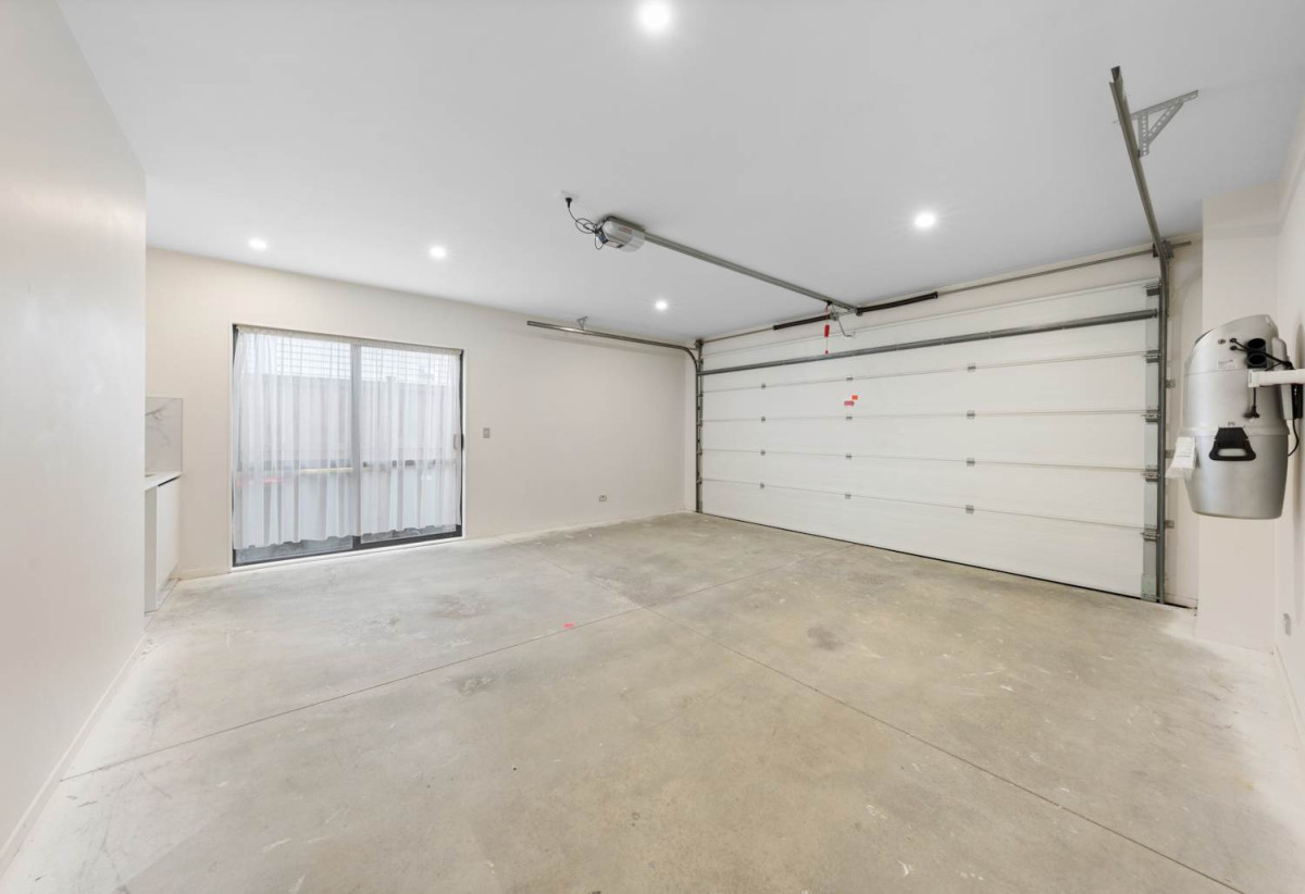 Owner Moving Overseas – Must Sell, 7 beds 6.5 baths house with double garage and 2 beds granny on 377m2 section, close to Ormiston Town Centre, parks, schools, zoned for Te Uho o Te Nikau Primary School, Ormiston Junior College, and Ormiston Senior College, 8 Hauhake Road, Flat Bush, Auckland