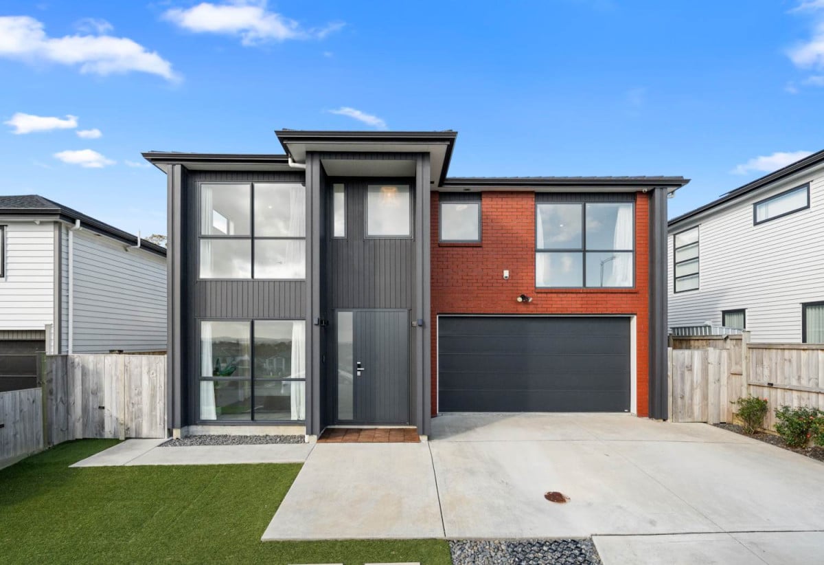 Owner Moving Overseas – Must Sell, 7 beds 6.5 baths house with double garage and 2 beds granny on 377m2 section, close to Ormiston Town Centre, parks, schools, zoned for Te Uho o Te Nikau Primary School, Ormiston Junior College, and Ormiston Senior College, 8 Hauhake Road, Flat Bush, Auckland