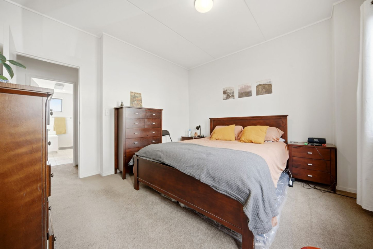 Auckland Girls Grammar school zone, 88m2 Freehold 2 beds 1 bath 1 car park apartment, with a brick and weatherboard exterior, The bathroom features a separate bath and shower, and has been recently refreshed, including new heating and an automatic ventilation system. close to CBD, Newmarket, Mt Eden, motorway access, 2B/40 Charlotte Street, Eden Terrace, Auckland
