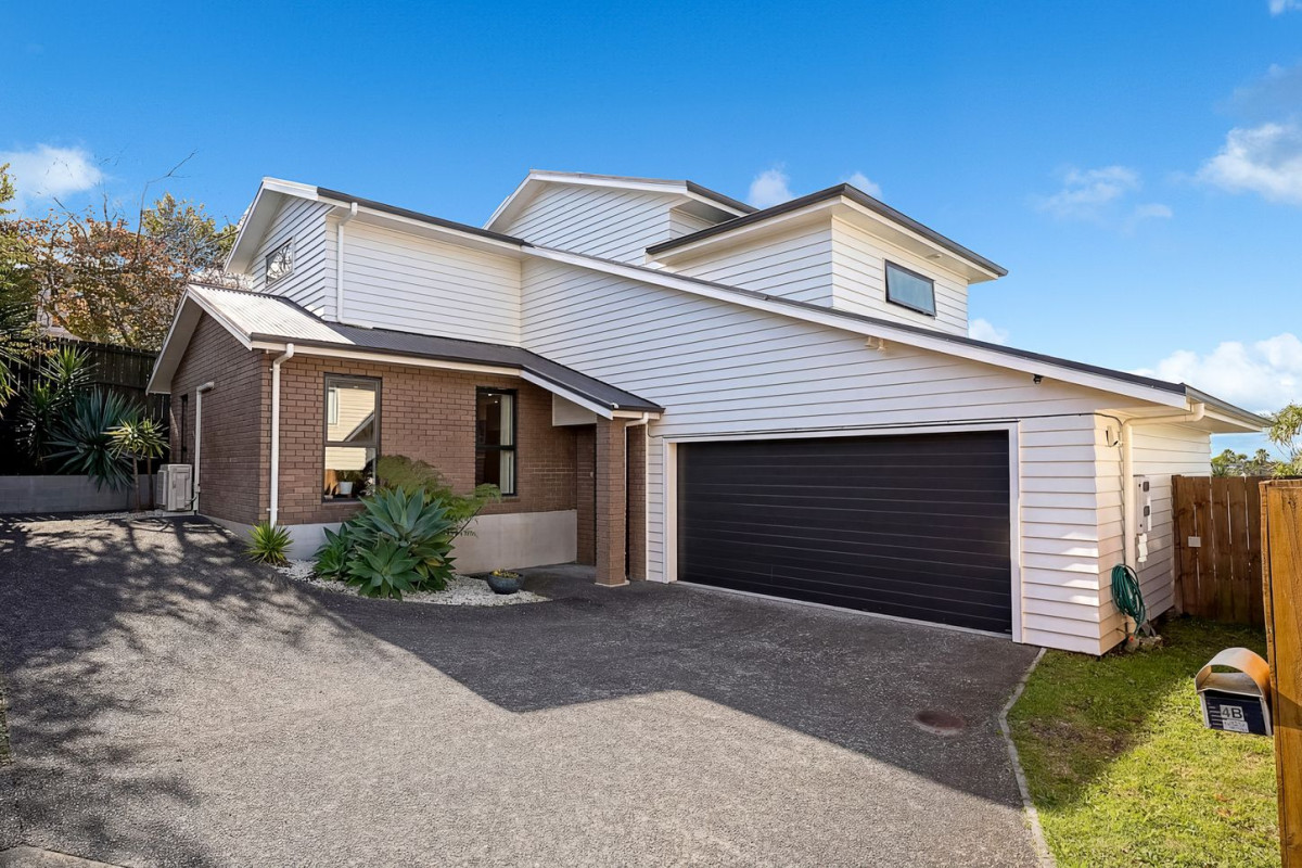 Owners Relocating, 163m2 3 beds 2.5 baths house with double garage on 364m2 section, close to local schools, shops, and public transport, with Sturges Road Train Station just a short distance away, plus easy access to the amenities of Henderson and Lincoln Road, 4B Virginia Street, Henderson, Auckland