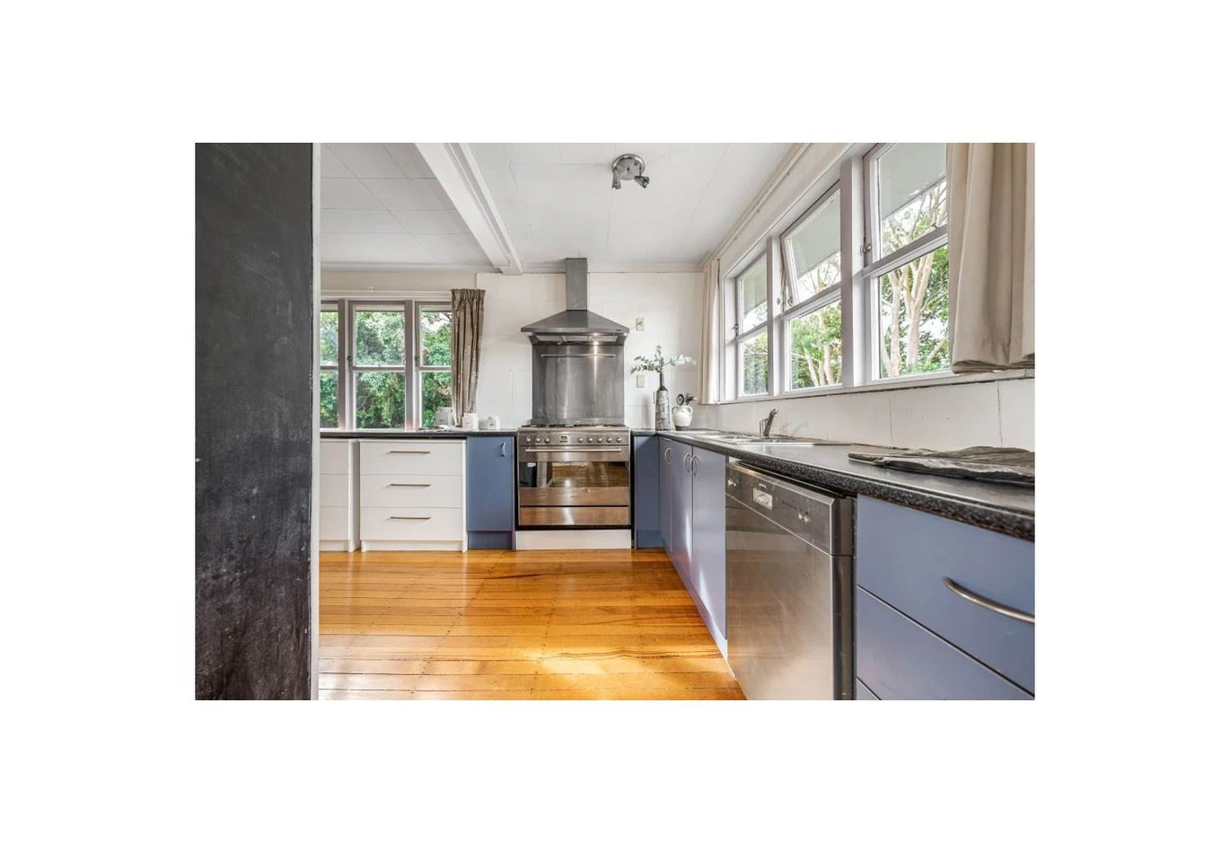 Home and income on 885m2 section, Main Home: Solid 1960s build with 3 bedrooms, 2 bathrooms, separate studio, and carport, Minor Dwelling: Built in 2019 (CCC issued) featuring 2 bedrooms, double glazing, chef’s kitchen, large entertaining deck, and off-street parking. Healthy Homes Certificate available. Less than 1km from major retail (New World, Whangaparaoa Shopping Centre, Hoyts). 628 Whangaparaoa Road Stanmore Bay, Auckland