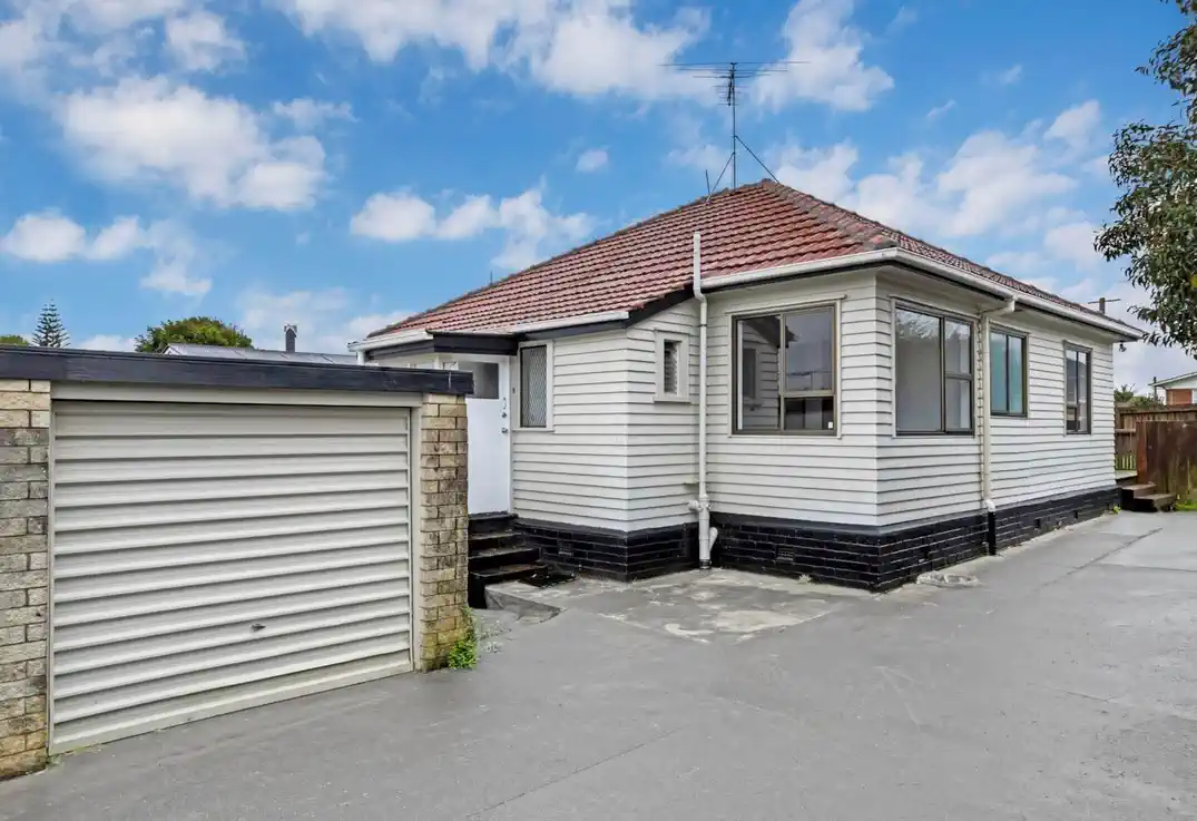 For rent, 2 beds 1 bath house with garage, Available from 28th May, 1/64 Weymouth Road, Manurewa, Auckland