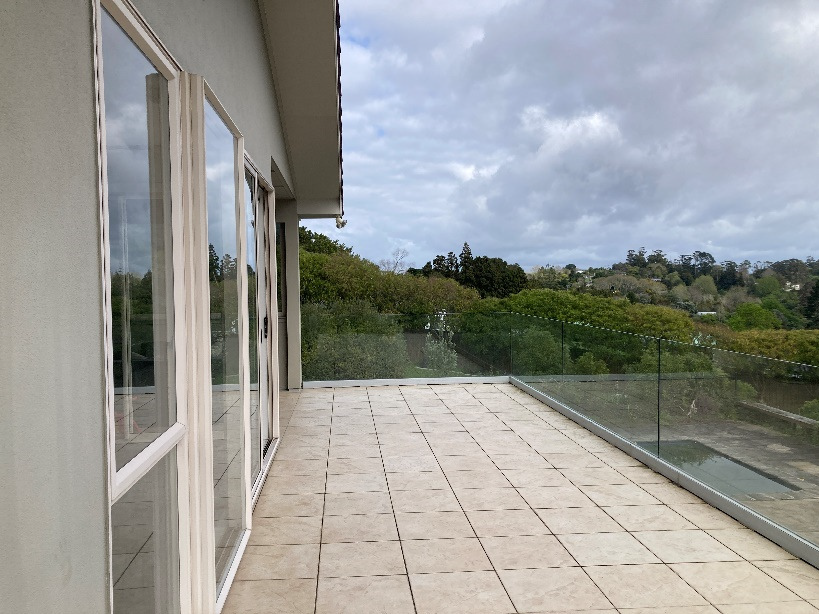 Mortgagee sale, 5 beds 4 baths house with double garage on 8094m2 section, close to Ormiston and Manukau shoppingcentres, motorway access, 378 Redoubt Road, Totara Park, Auckland