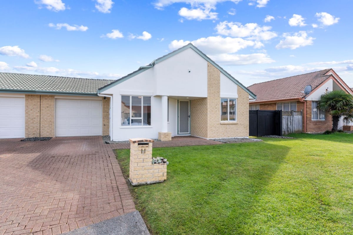 3 beds 1.5 baths house with garage on 400m2 section, close to schools, shops, supermarkets, within zone for Riverhills School, Pakuranga Intermediate and Edgewater College. And Burswood Park and playground are just minutes away, 11 Fernbrook Close, Burswood, Auckland