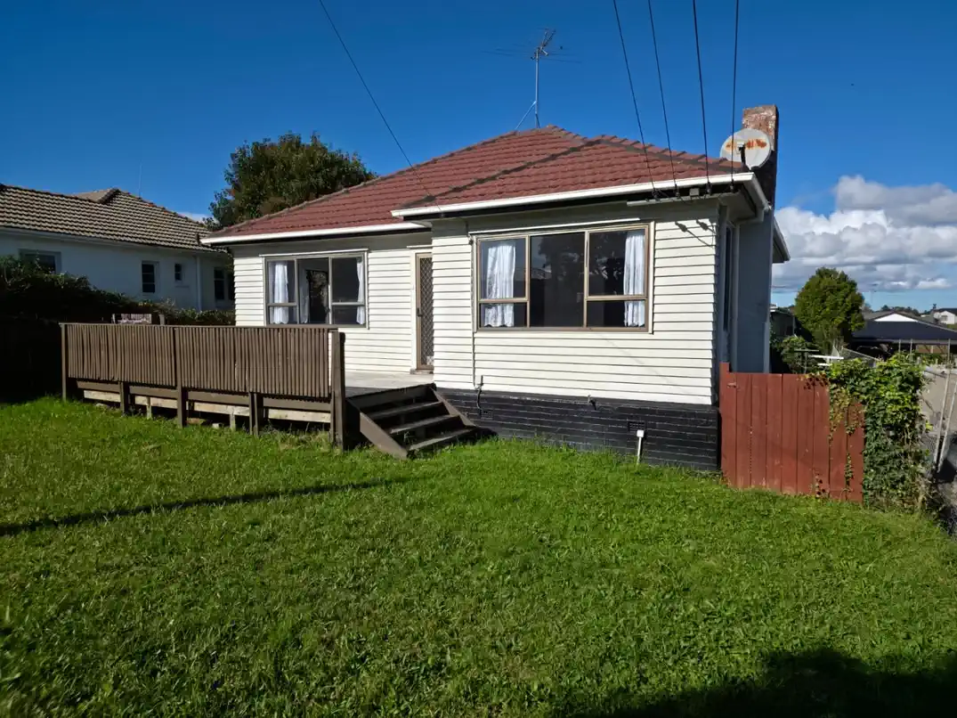 For rent, 2 beds 1 bath house with garage, Available from 28th May, 1/64 Weymouth Road, Manurewa, Auckland