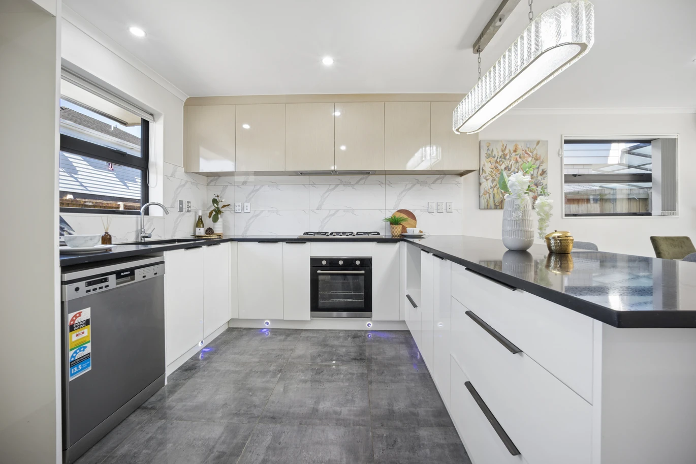 Standalone 4 beds 2.5 baths home with garage, close to schools, shopping centres, parks, easy motorway access, 52B Kimpton Road Papatoetoe, Auckland