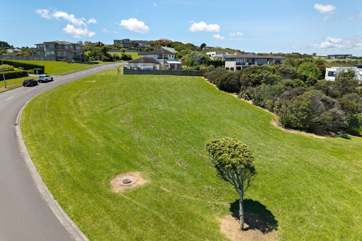 Vendors relocating overseas, 1716m2 Lifestyle section, 4.4 km to Ormiston town centre, 24 Sovereign Street, Flat Bush, Auckland