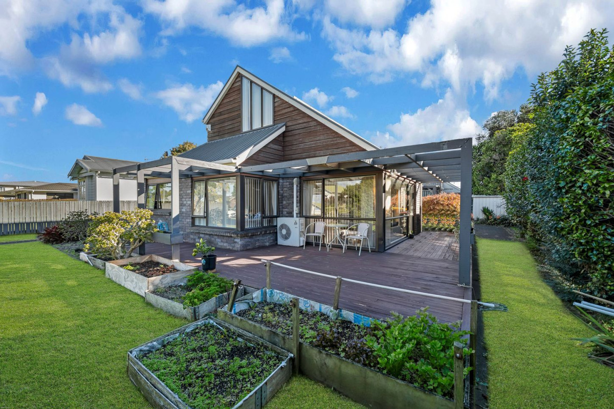 Brick and weatherboard 3 beds 2.5 baths house with double garage, within walking distance to the cinema, cafés, shops, restaurants, and other everyday amenities, 112 Edinburgh Street, Pukekohe, Auckland