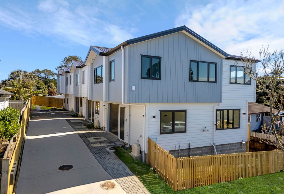 Motivated Vendor – Priced to Sell, Brandnew standalone 3 beds 2 baths house with garage, Directly opposite Moire Park, Minutes to NorthWest Shopping Centre and Westgate precinct, motorway access, Lot 1/90 Moire Road, West Harbour, Auckland