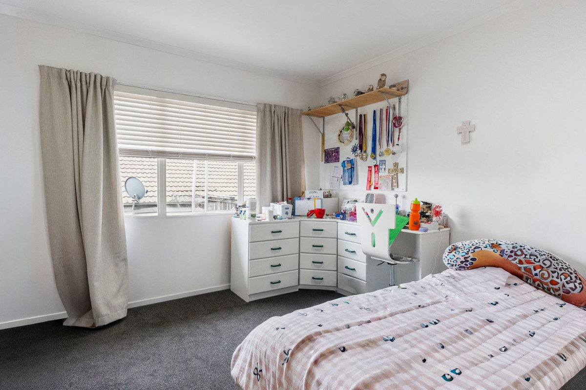 NECT to a reserve, 230m2 5 beds (2 ensuites) 3 baths house with double garage on 650m2 section, Minutes to the golf course, and Botany Town Centre. zoning for Botany Downs School, Howick Intermediate, Howick College and Pakuranga College, 24 Corta Bella Place, Golflands, Auckland