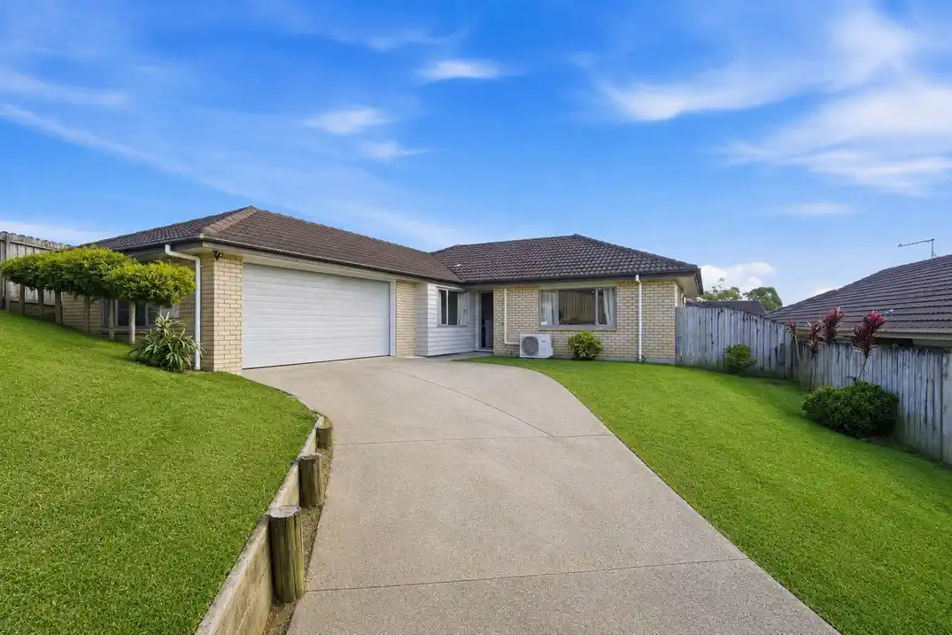 Move-in ready, Brick and tile 4 beds 2 baths house with double garage on 468m2 section, close to schools, Local shops and amenities, motorway access, 0.8 km to Aorere College, 2 Capital Place, Papatoetoe, Auckland