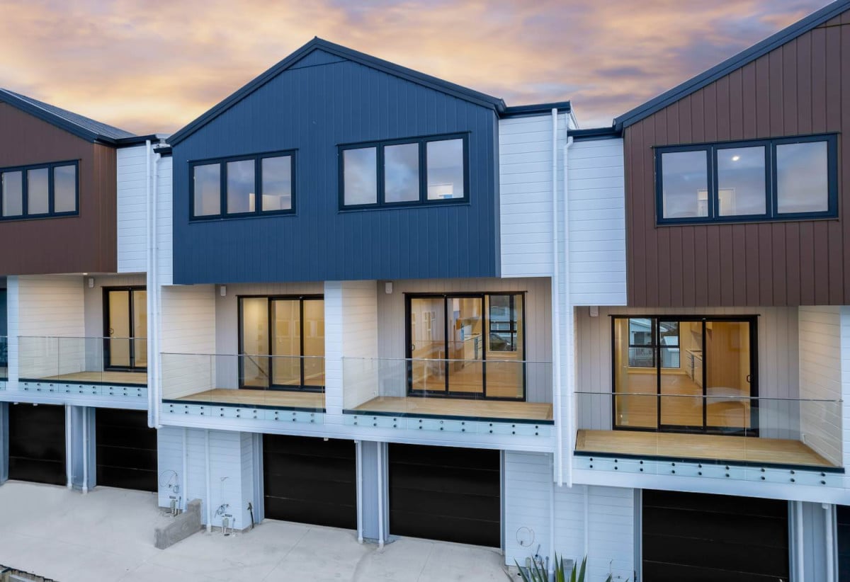 Brandnew 3 beds 2.5 baths home with garage, 0.2 km to Pakuranga Intermediate, close to Pakuranga Plaza, 4/2 Reeves Road, Pakuranga, Auckland