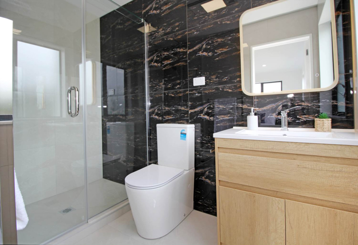 Vendor wants it go, Brandnew 4 beds 3 baths home with car park, moments from the Papatoetoe train station, local shops, school, 0.3 km to Papatoetoe West School, 20E Hill Road, Papatoetoe, Auckland