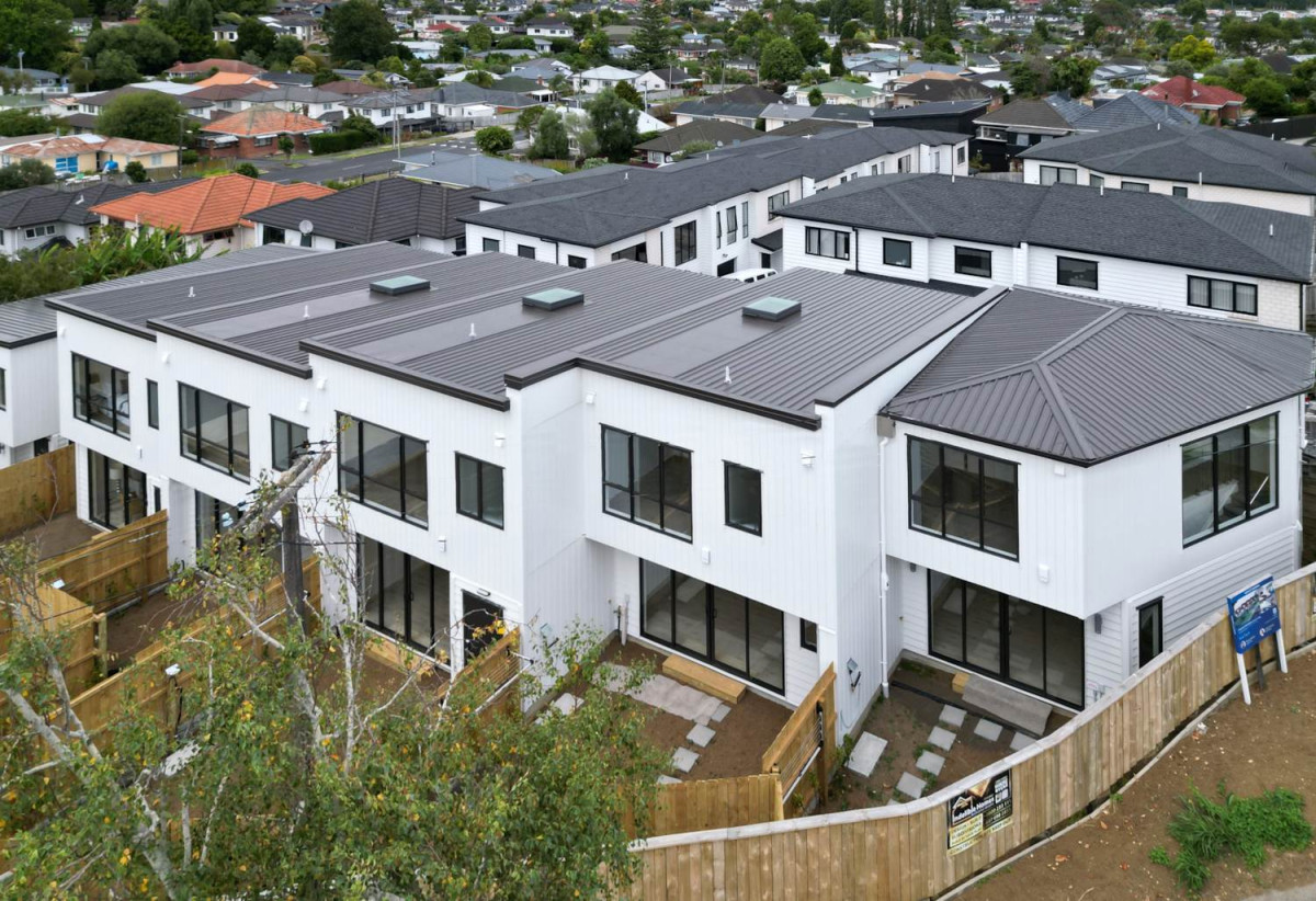 Vendor wants it go, Brandnew 4 beds 3 baths home with car park, moments from the Papatoetoe train station, local shops, school, 0.3 km to Papatoetoe West School, 20E Hill Road, Papatoetoe, Auckland