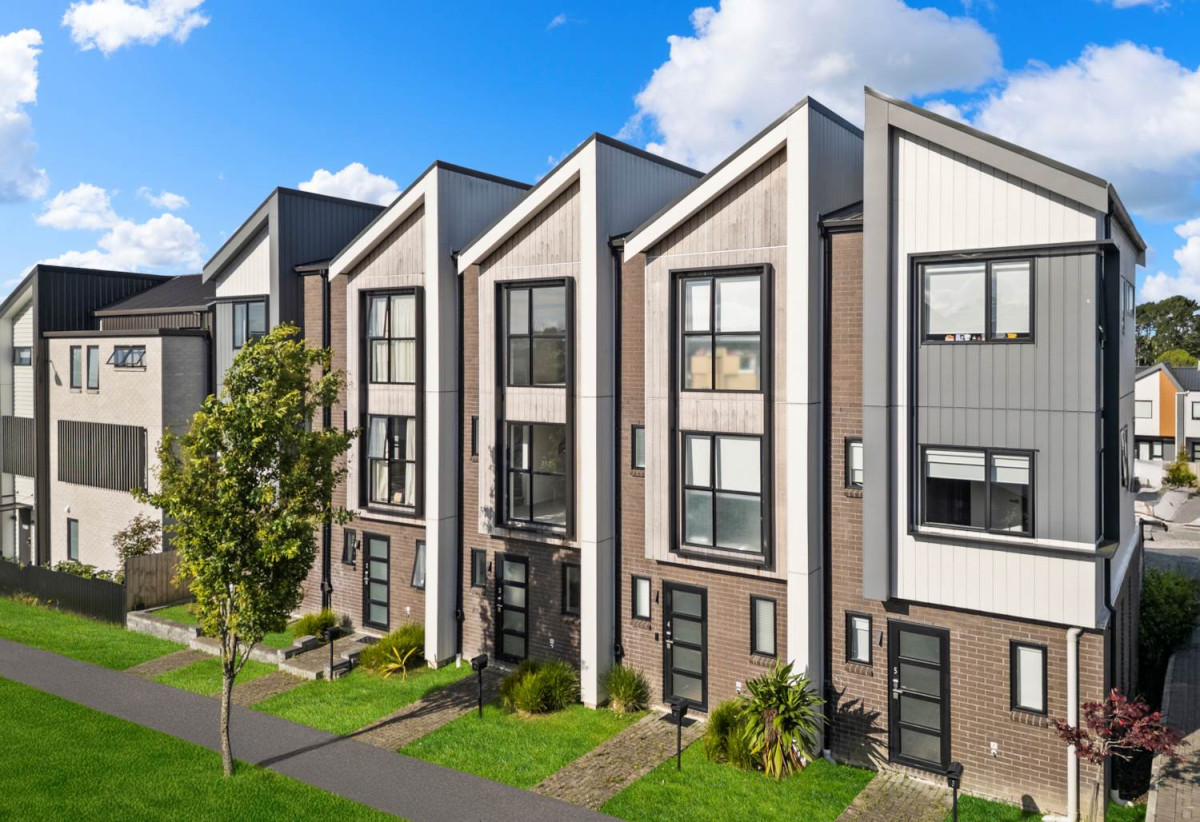 Urgent sale, Motivated vendor – bought for $869,000 in 2021, now asking $699,000 for a fast deal, Freehold 3 beds 2.5 baths home with car park, 3-minute walk to Westgate Shopping Centre, Quick access to SH16 motorway , 3/36 Westgate Drive, Westgate, Auckland