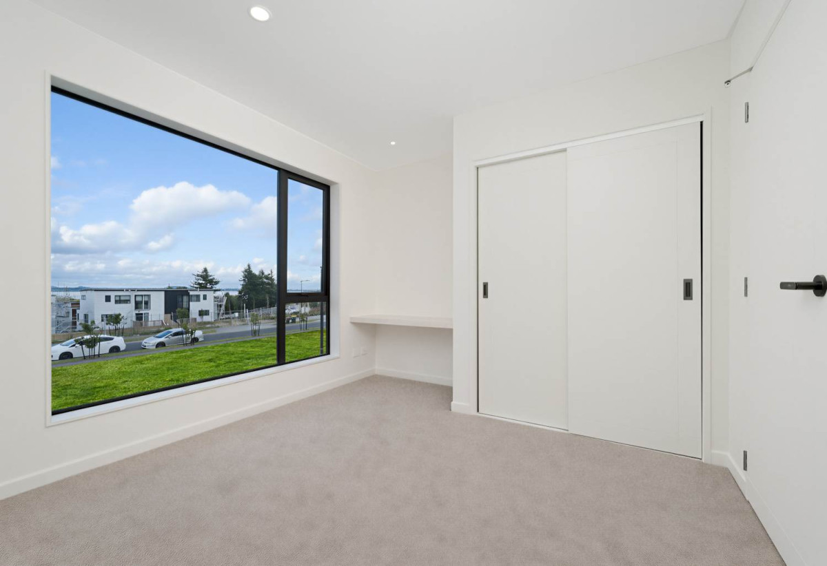 Motivated Owner, Bring Offers, Brandnew 3 beds 2.5 baths home with garage, move-in ready, just a 2-minute stroll to the coast, Easy access to supermarkets, cafés, schools, and public transport. 0.8 km to Scott Point School, 33 Turret Lane, Hobsonville, Auckland