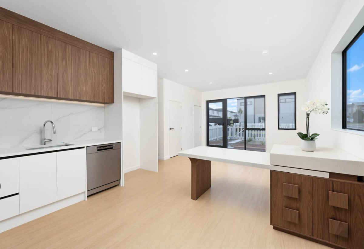Motivated Owner, Bring Offers, Brandnew 3 beds 2.5 baths home with garage, move-in ready, just a 2-minute stroll to the coast, Easy access to supermarkets, cafés, schools, and public transport. 0.8 km to Scott Point School, 31-33 Turret Lane, Hobsonville, Auckland