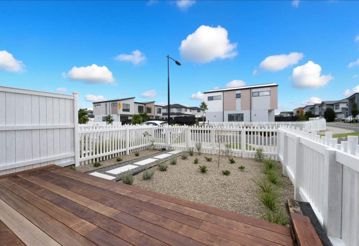 Motivated Owner, Bring Offers, Brandnew 3 beds 2.5 baths home with garage, move-in ready, just a 2-minute stroll to the coast, Easy access to supermarkets, cafés, schools, and public transport. 0.8 km to Scott Point School, 31-33 Turret Lane, Hobsonville, Auckland