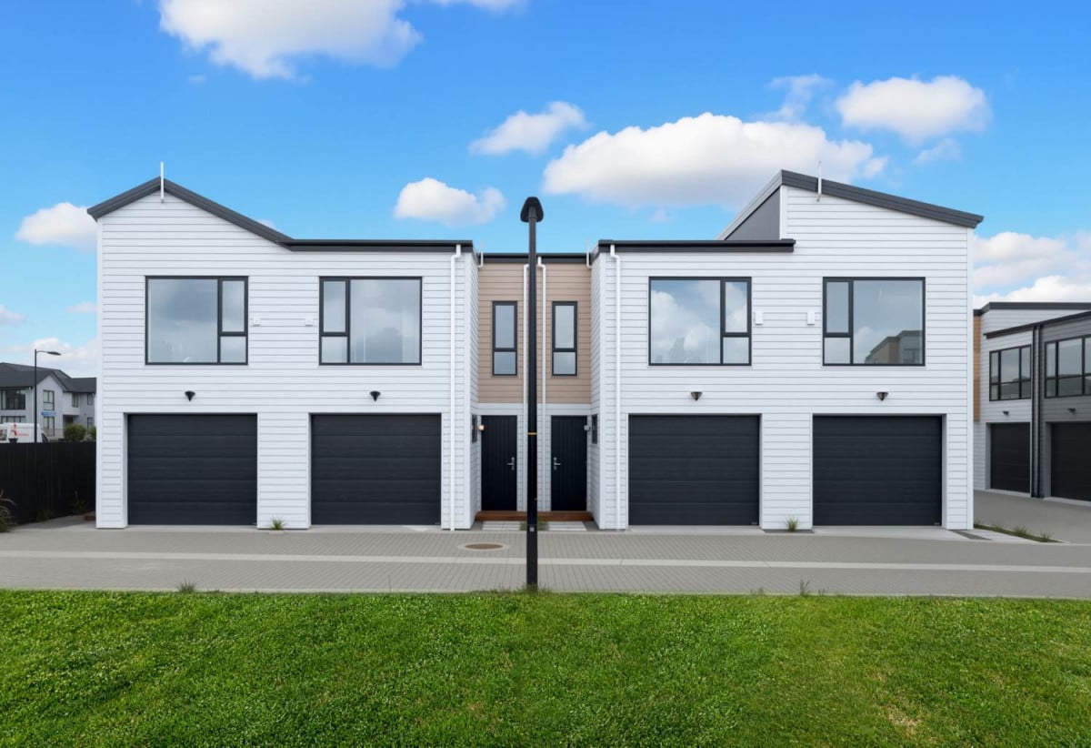 Motivated Owner, Bring Offers, Brandnew 3 beds 2.5 baths home with garage, move-in ready, just a 2-minute stroll to the coast, Easy access to supermarkets, cafés, schools, and public transport. 0.8 km to Scott Point School, 31-33 Turret Lane, Hobsonville, Auckland