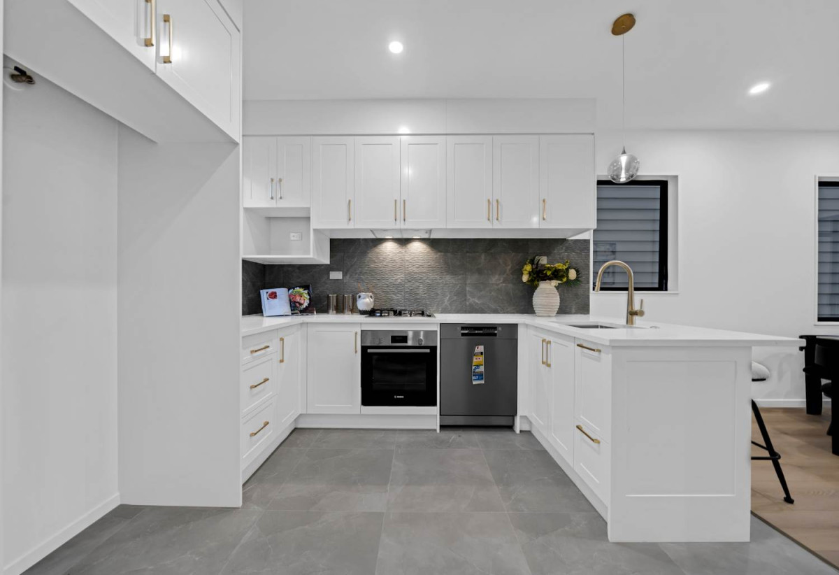 Brandnew standalone 3 beds 2.5 baths home with garage, minutes rom: Shopping & Dining: New World, Meadowlands restaurants, supermarkets, 0.5 km to Owairoa School, 1 km to Howick Intermediate and Howick College, Lots 1 – 6/54 Rodney Street, Howick, Auckland