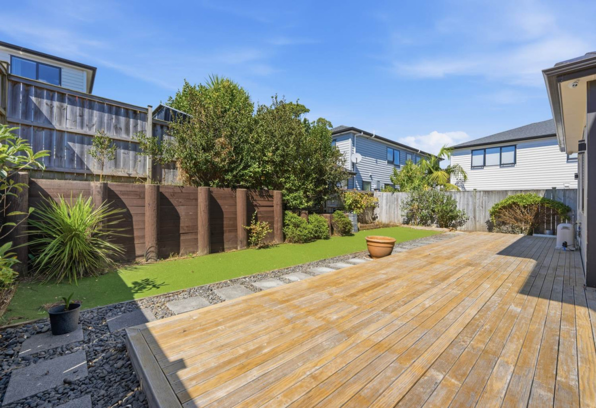 2 Kitchens, 338m2 7 beds ( 3 ensuites) 5.5 baths house with double garage and 2-beds granny on 431m2 section, close to schools, Ormiston shopping centre, 0.6 km to Te Uho o Te Nikau Primary School, 1.7 km to Ormiston Junior College and Ormiston Senior College, 16 Hermes Road, Flat Bush, Auckland