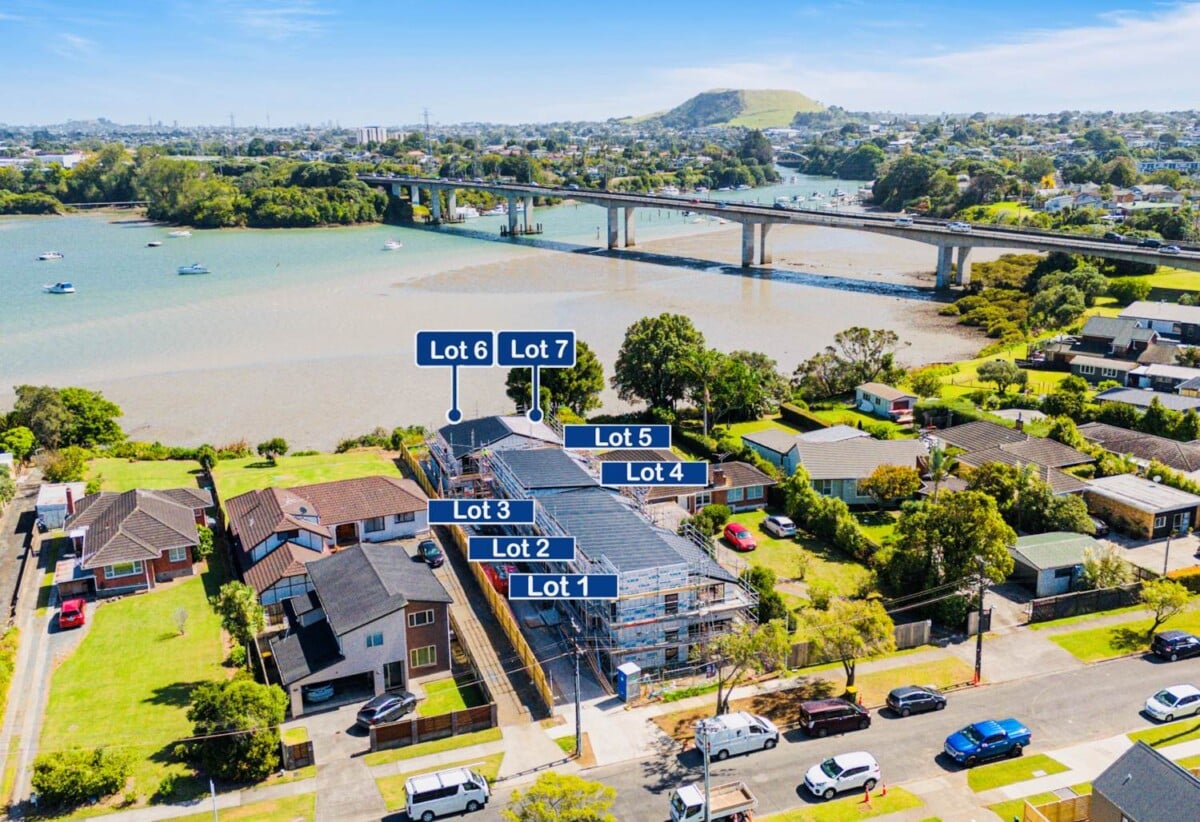 Brandnew 3 beds + study room 2.5 baths home with garage, minutes to Pakuranga shopping centre, schools, 0.2 km to Riverina School, 1.5 km to Pakuranga Intermediate, 5/39 Millen Avenue, Pakuranga, Auckland