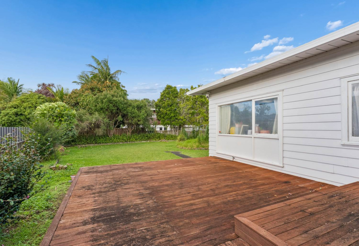 Double Westlake school zone, 688m2 section, 3 beds 1 bath house with double garage, zoned for Campbells Bay Primary and Westlake Boys’ & Girls’ High Schools, and just minutes to local shops, beaches, motorway access, 17 Catalina Crescent, Forrest Hill, Auckland